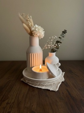 beyaz_renk_ozel_tasarim_kokulu_mum_ucgen_vazo_camber_dekoratif_vazo_tepsi_aksesuar_seti